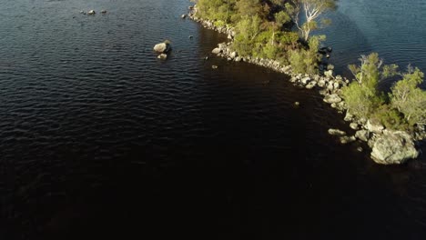Un-Lago-En-Las-Tierras-Altas-De-Escocia-Capturado-Por-Un-Dron