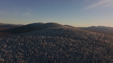 Exuberante-Bosque-En-Invierno-Con-Colinas-Y-Montañas-Durante-La-Puesta-De-Sol-En-El-Sur-De-Quebec,-Canadá