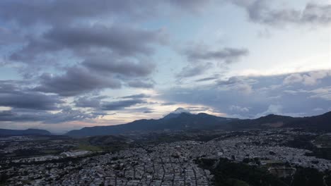 Luftaufnahmen-Mit-Drohne-Zu-Einem-Vulkan-In-Guatemala-Stadt-Bei-Sonnenuntergang