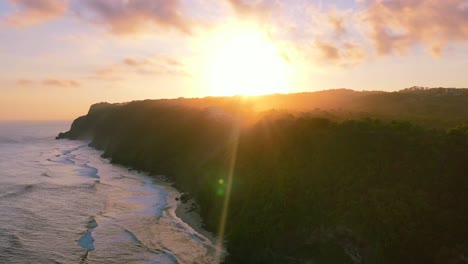 Luftküste-Von-Meereswellen,-Die-Bei-Sonnenuntergang-Auf-Bali-Indonesien-Auf-Uluwatu-klippen-Krachen