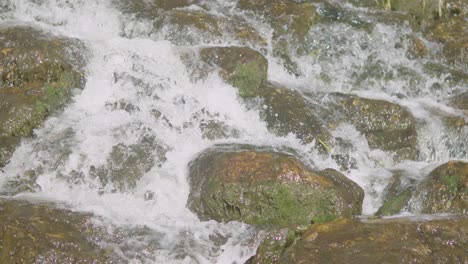 Las-Salpicaduras-De-Agua-En-Cascada-Del-Río-Rocoso