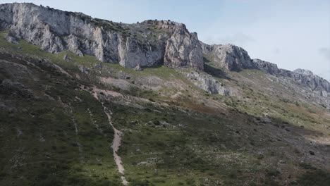 Toma-Aérea-De-La-Montaña-El-Torcal-En-España,-Una-Roca-De-La-Era-Jurásica-En-Una-Reserva-Natural