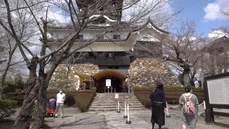 Kippen-Sie-Die-Enthüllung-Der-Wunderschönen-Burg-Inuyama-In-Der-Präfektur-Aichi,-Japan,-Nach-Unten