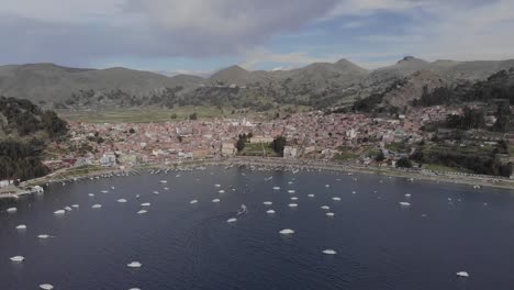Langsame-Annäherung-Aus-Der-Luft-An-Die-Küste-Von-Copacabana-Am-Bolivianischen-Titicaca-See