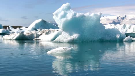 Static-view-of-a-piece-of-ice-floating-in-ocean-on-background-an-antarctic-environment-with-icebergs