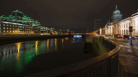 Zeitraffer-Des-Historischen-Gebäudes-Des-Zollhauses-In-Der-Stadt-Dublin-Bei-Nacht-Mit-Reflexion-über-Den-Fluss-Liffey-In-Irland