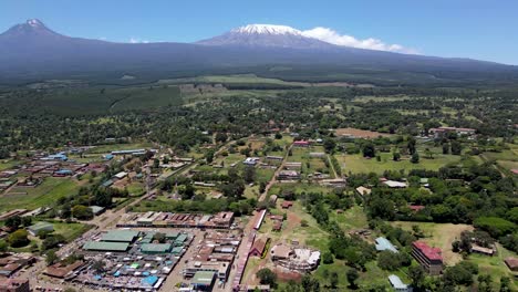 Stadtbild-drohnenansicht:-Drohnenflug-über-Der-Kleinen-Stadt-Loitokitok-Kenia-Afrika
