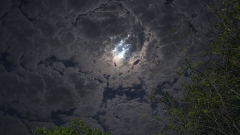 Luna-Moviéndose-A-Través-De-Las-Nubes-Noche-Timelaps