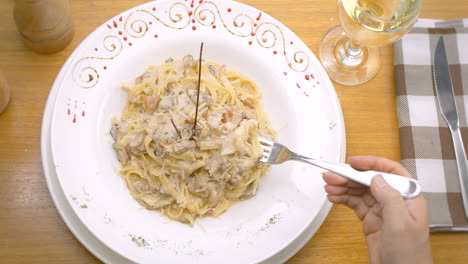 Spaghetti-Mit-Champignonsauce-Und-Geriebenem-Käse,-Mediterran