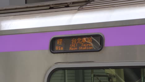 Tren-De-Taiwán-Esperando-En-La-Estación-Con-Pantalla-Que-Muestra-El-Tren-Expreso-A-La-Estación-Principal-De-Taipei-A-Través-Del-Nuevo-Parque-Industrial-De-Taipei