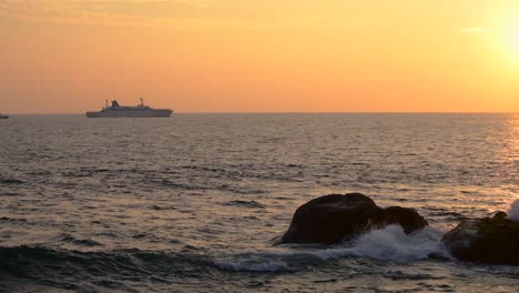 Stabiles-Silhouettiertes-Segelboot-Am-Horizont,-Wunderschöne-Sonnenunterganglandschaftsansicht-Am-Strand-In-Galle-Fort