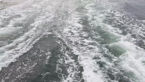 Wellen-Von-Einer-Großen-Fähre,-Die-über-Den-Ozean-Segelt