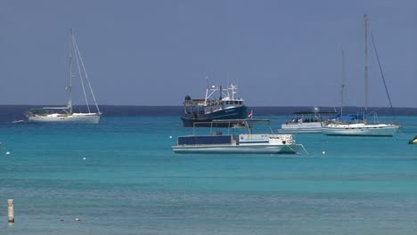 Segelboote-Und-Kleine-Boote-Im-Türkisfarbenen-Wasser-Von-Grand-Turk,-Auf-Den-Turks--Und-Caicosinseln