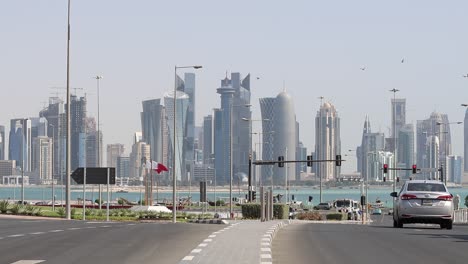 Ein-Blick-Auf-Die-Straße-Zur-Corniche-In-Doha,-Katar