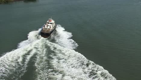 Speed-pilot-boat-heading-to-Miraflores-Locks,-Panama-Canal