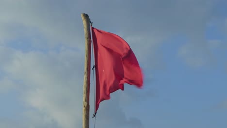 Peligro---Bandera-Roja-De-No-Nadar-Colocada-A-Lo-Largo-De-La-Costa-De-La-Playa-De-México-Advirtiendo-A-La-Gente-Que-No-Nade-En-La-Zona