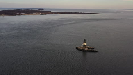 Eine-Luftaufnahme-Von-Long-Island-Sound-Mit-Einem-Leuchtturm-Am-östlichen-Ende-Von-Orient-Point,-Ny