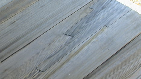 Aufwändige-Reparatur-Von-Beschädigtem-Holz-Im-Traditionellen-Japanischen-Stil
