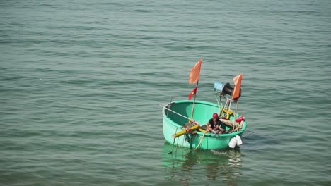 Vietnamesischer-Fischer-Auf-Korakelboot-Oder-Korbboot