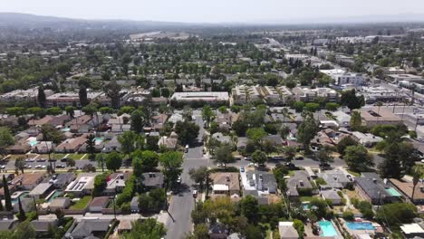 Sherman-Oaks,-Los-Angeles-Stadtvorort-Im-Sommer,-Kalifornien-4k-Luftbild