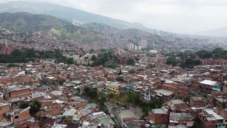 Niedrige-Antenne-über-Comuna-Dreizehn-Favela-Mit-Medellin-Im-Hintergrund