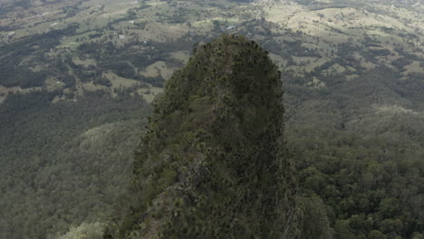 4K-drone-shot-of-the-edge-of-a-big-mountain-cliff-at-Border-Ranges-National-Park,-New-South-Wales-Australia