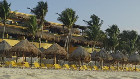 Cabañas-Tiki-Y-Tumbonas-Abandonadas-En-La-Playa-Del-Hotel-Durante-Los-Cierres-De-Covid-19