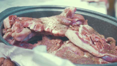 Apilar-Carne-Cruda-Sazonada-Lista-Para-Ser-Cocinada-En-Barbacoa