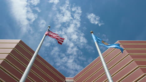 Oklahoma-County-Strafanstalt-Amerikanische-Und-Staatliche-Flaggen,-Die-Vor-Dem-Gefängnis-Wehen