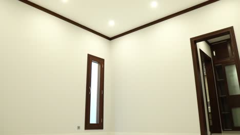 Leerer-Raum-Mit-Weißen-Wänden-Und-Brauner-Holzverkleidung-Mit-Marmorboden