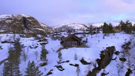 Norwegischer-Drohnenblick-Auf-Norwegische-Hütten-Neben-Dem-Skigebiet