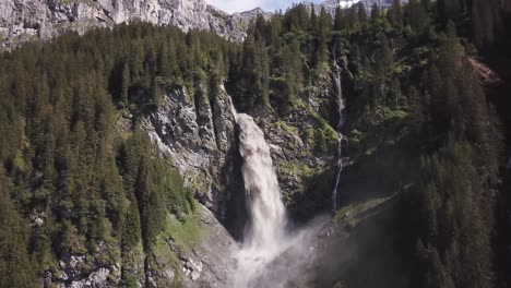 Gran-Cascada-Marcha-Atrás-Alto-Vuelo-De-Drones-Hasta-Staubifall-Bei-Aesch-Cantón-Uri-Suiza-4k