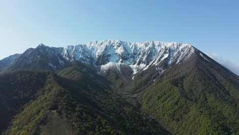 Amplia-Vista-Aérea-De-Mt-Daisen-Con-Pico-Nevado