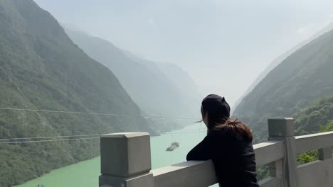 Women-enjoying-the-scenery-at-Wujiang-river-viewing-platform