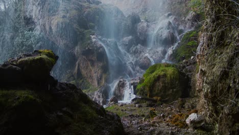 Wasserfall,-Der-In-Zeitlupe-über-Den-Felsen-Fällt