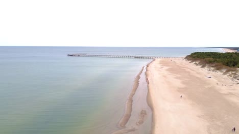 Wegfliegen-Von-Der-Palanga-Brücke-über-Die-Sandige-Litauische-Küste