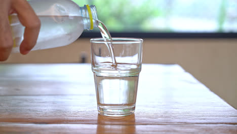 Trinkwasser-In-Glas-Gießen