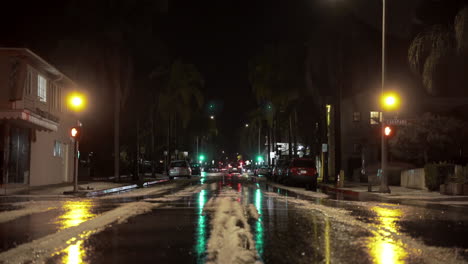 Schnee-Mitten-Auf-Der-Straße-Mit-Palmen-In-Der-Innenstadt-Von-Santa-Barbara-Kalifornien-Ungewöhnliches-Wetter