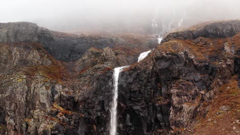 Dron-Panorámico-Hacia-Abajo-En-Una-Cascada-Remota-En-Islandia