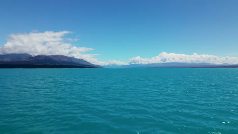 Vista-Aérea-Baja-Del-Colorido-Lago-Azul-Pukaki-En-Nueva-Zelanda