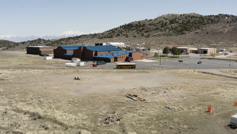 Vista-Aérea-De-Bajo-Nivel-De-La-Escuela-Secundaria-En-Eureka-Utah