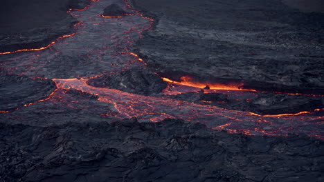 Río-De-Lava-Activo-Fluye-De-Una-Erupción-Volcánica-En-El-Monte-Fagradalsfjall-Geldingadalir-Valle,-Al-Suroeste-De-Islandia---Plano-General