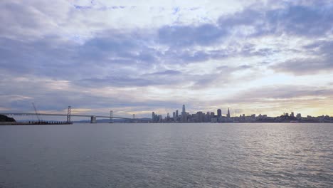 Schöner-Sonnenuntergang-Durch-Die-Wolkenkratzer-Von-San-Francisco
