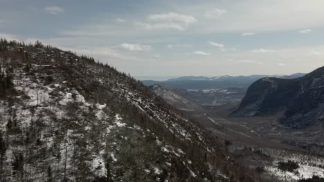 Luftaufnahme-Des-Berges-Mont-Du-Dome-In-Quebec,-Kanada-Im-Winter---Luftdrohnenaufnahme