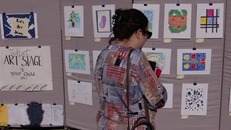 Americus-First-Friday-Art-Event-Sumter-County-Georgia---Frau,-Die-Kinderkunst-Bei-Und-Ausstellung-Durchstöbert