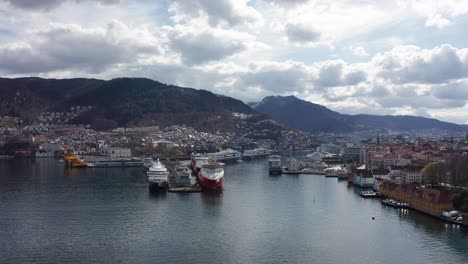 El-Puerto-De-Bergen-Y-El-Centro-De-La-Ciudad-Vista-Aérea-Junto-Al-Mar---Muchos-Barcos-Al-Costado---Noruega