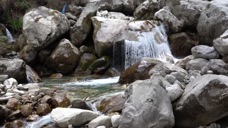 Un-Pequeño-Río-En-Las-Estribaciones-De-Las-Montañas-Del-Himalaya-De-Nepal