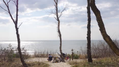 Ciclista-Relajándose-En-La-Playa-En-Lituania