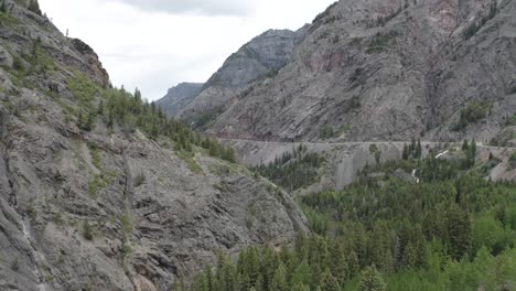 Colorado-Box-Canyon-In-Den-West-Rocky-Mountains-Mit-Straße-Unterhalb-Der-Felswand,-Luftüberführungsaufnahme