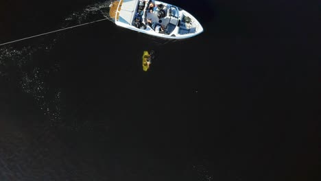 Das-Boot-Nimmt-Wakeboarder-Im-Wasser-Auf-Drohnenaufnahmen